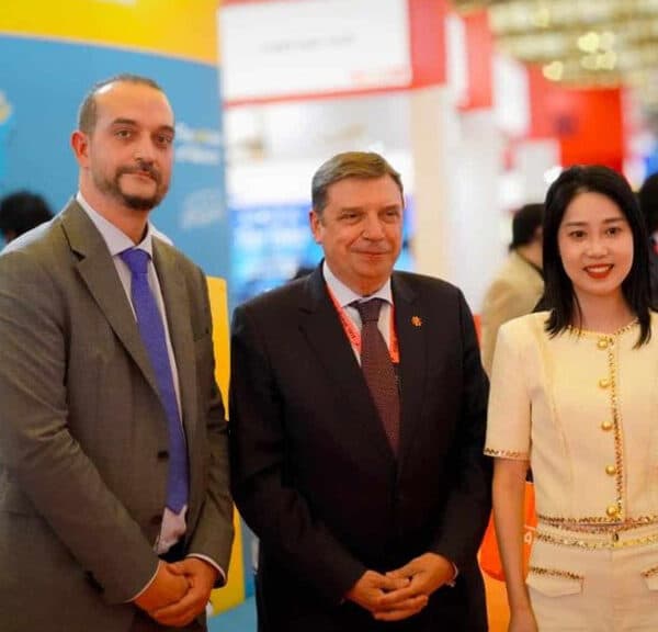 El Ministro Planas visitando FISAN en Sial Shanghai 2024