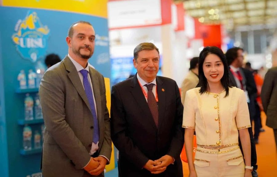 El Ministro Planas visitando FISAN en Sial Shanghai 2024