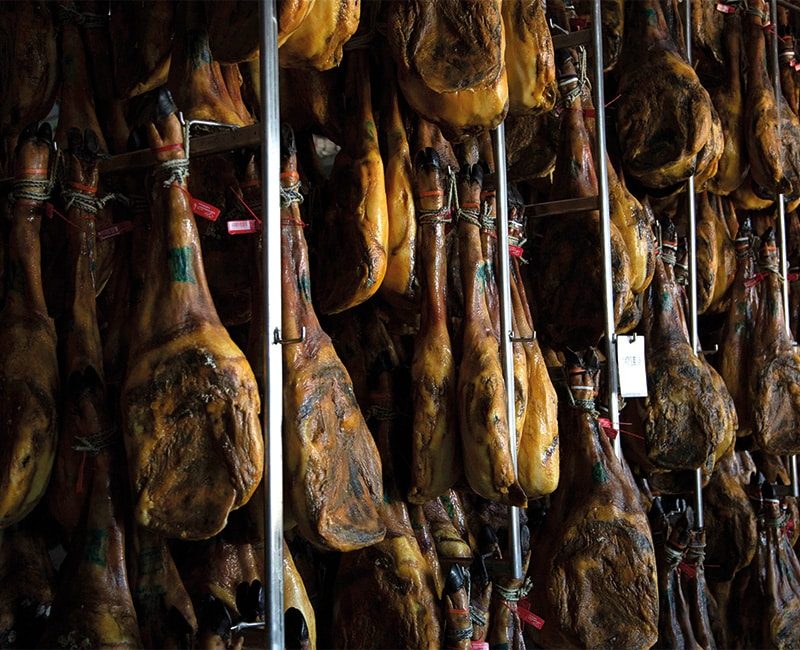 La Norma del Ibérico regula el tiempo mínimo de curación obligatorio por el que tiene que pasar un jamón ibérico para poder utilizar esa denominación, pero no el máximo ni el óptimo